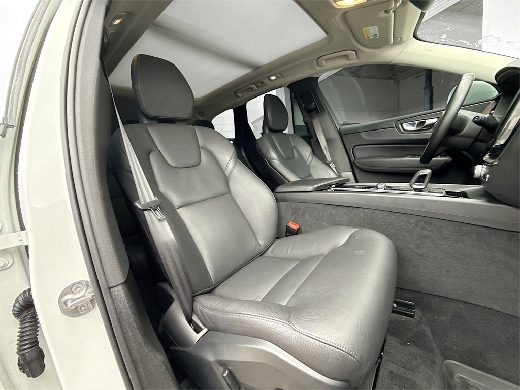 Used 2022 Volvo XC60 B5 Momentum image 33
