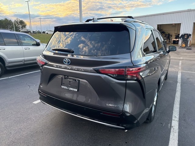 Used 2025 Toyota Sienna Limited image 14