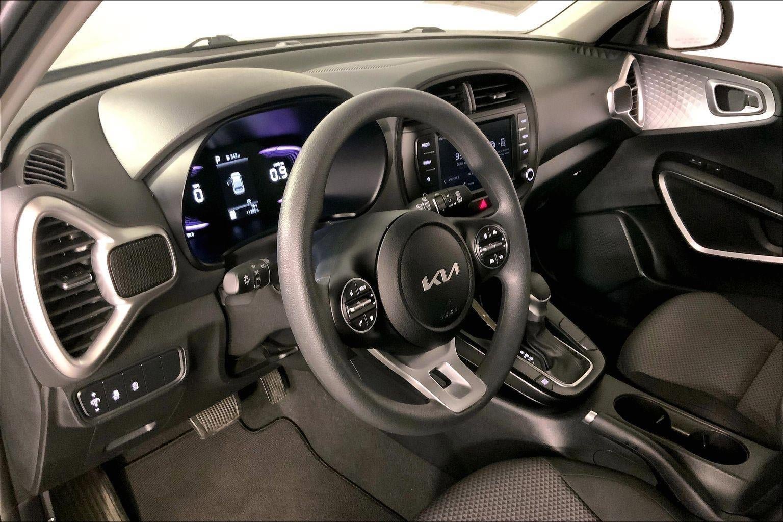 Used 2025 Kia Soul LX w/ LX Technology Package FWD image 14