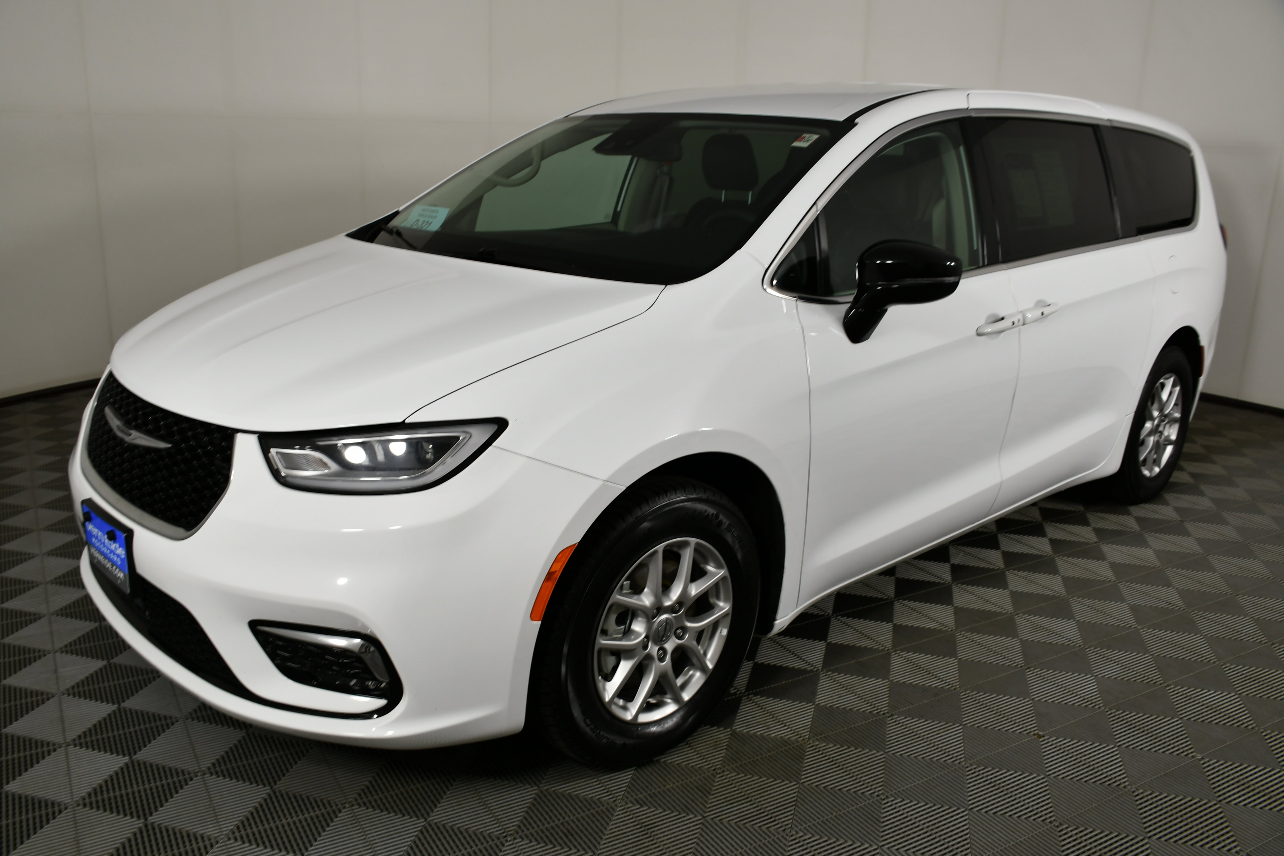 Used 2024 Chrysler Pacifica Touring-L image 10