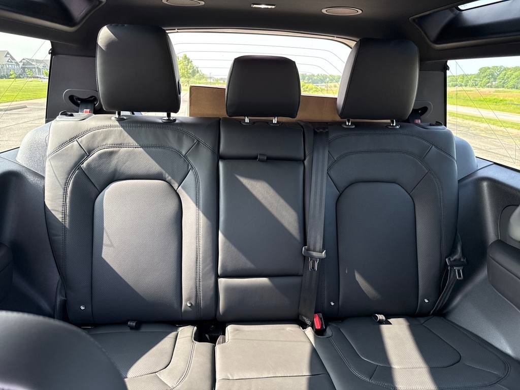 New 2025 Land Rover Defender 90 X-Dynamic SE image 13