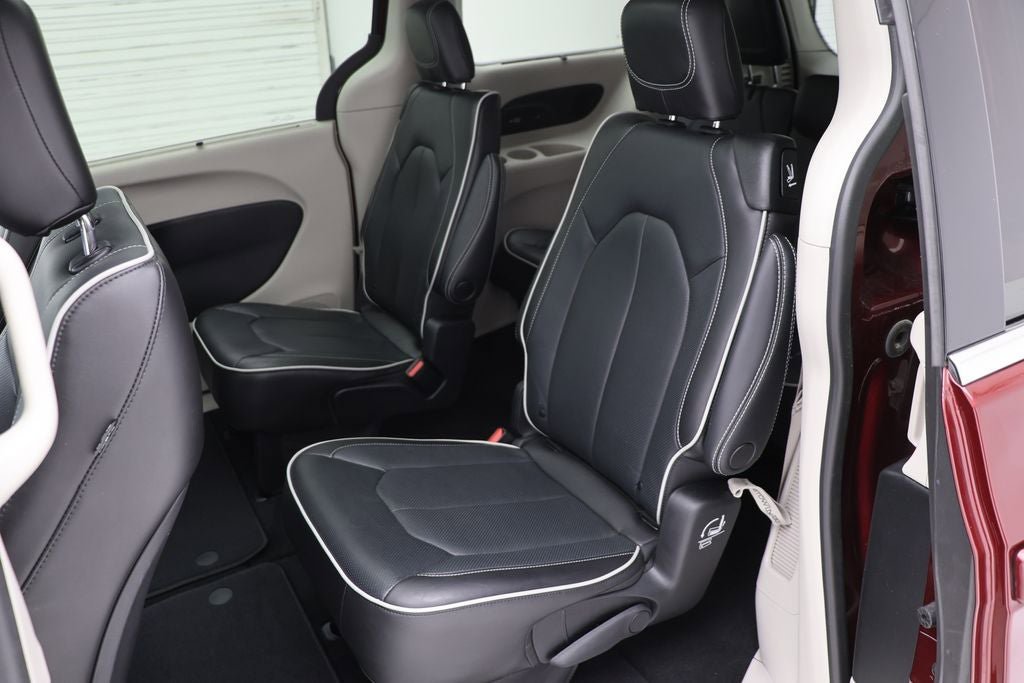 Used 2022 Chrysler Pacifica Limited AWD/4WD image 11