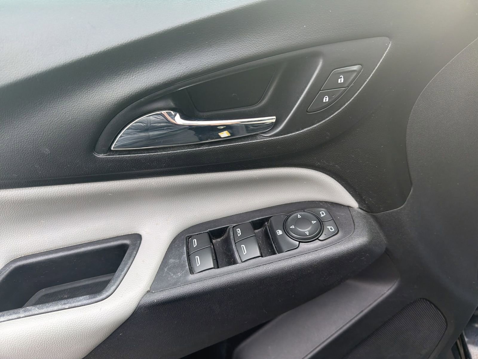 Used 2018 Chevrolet Equinox LS image 22