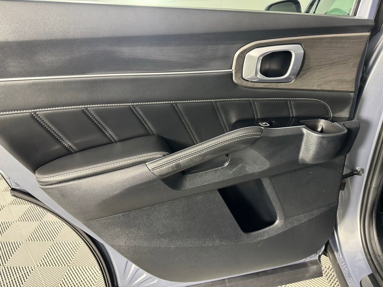 Used 2025 Kia Sorento SX image 26