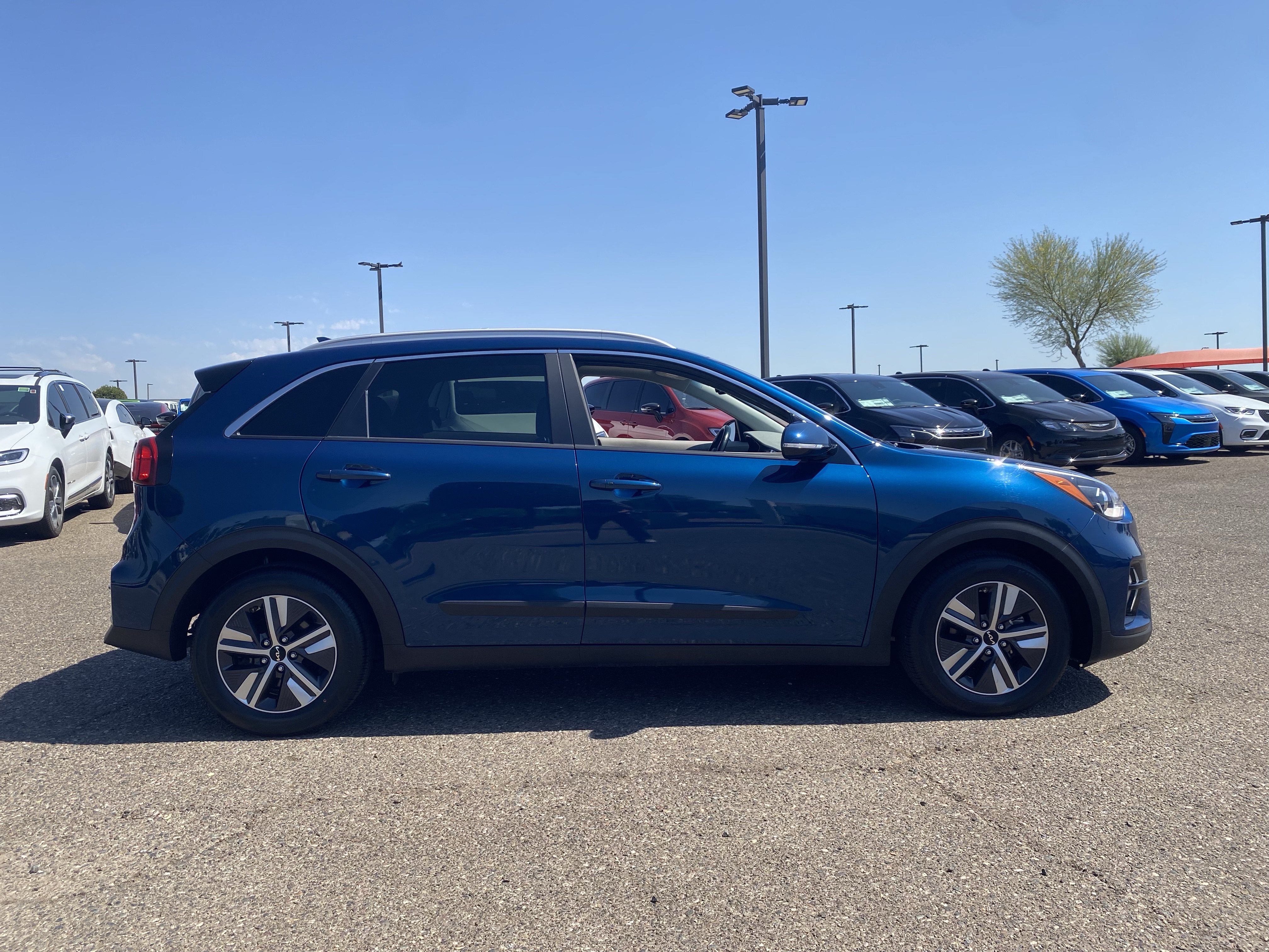 Used 2022 Kia Niro EX Premium FWD image 6