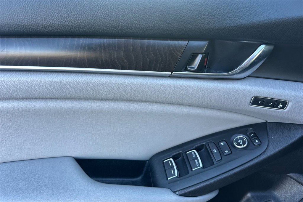 Used 2019 Honda Accord Touring image 10