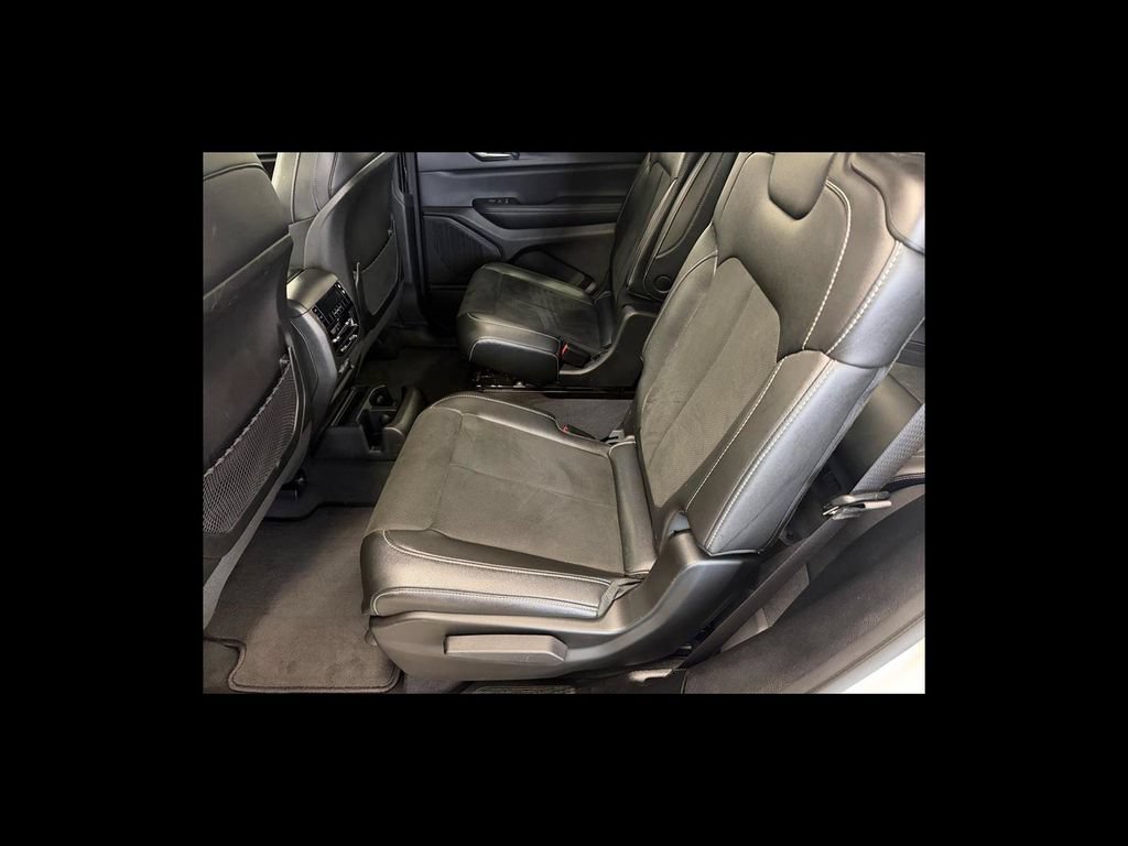 Used 2024 Jeep Grand Cherokee L Laredo AWD/4WD image 17