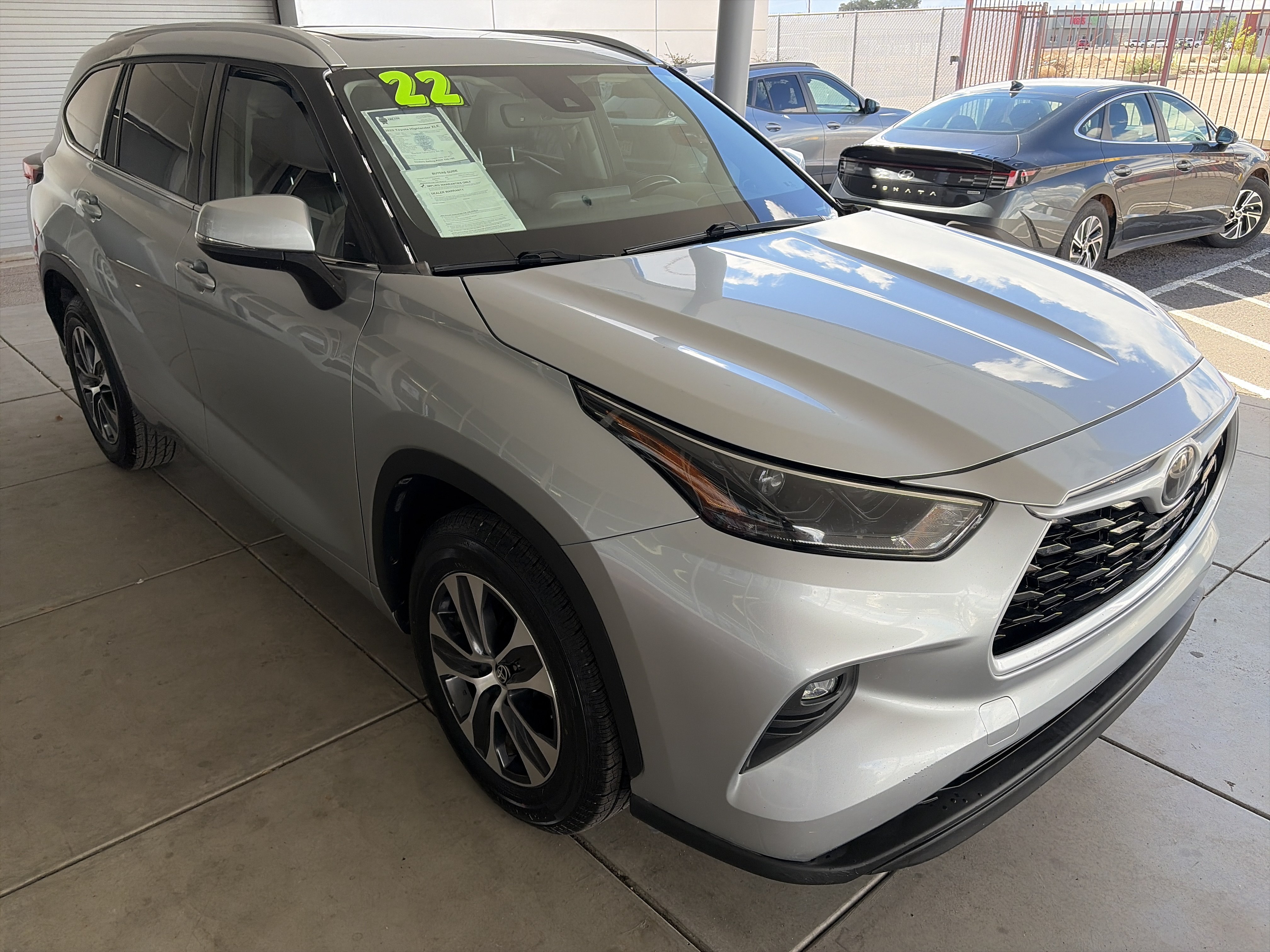Used 2022 Toyota Highlander XLE FWD image 3