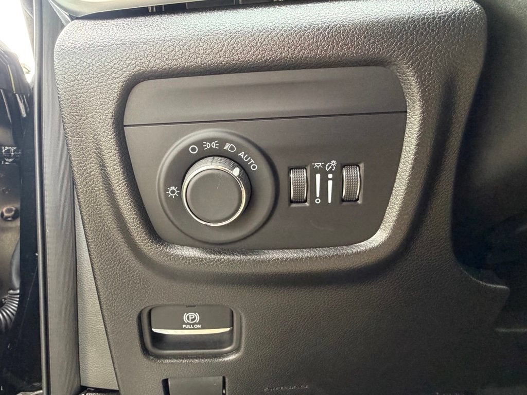 Certified 2025 Jeep Grand Cherokee Altitude AWD/4WD image 30