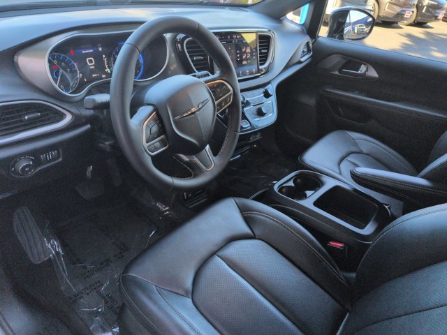 Used 2025 Chrysler Pacifica Select image 10