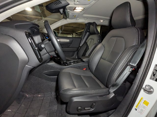 New 2025 Volvo XC40 B5 Core w/ Protection Package Premier AWD/4WD image 13