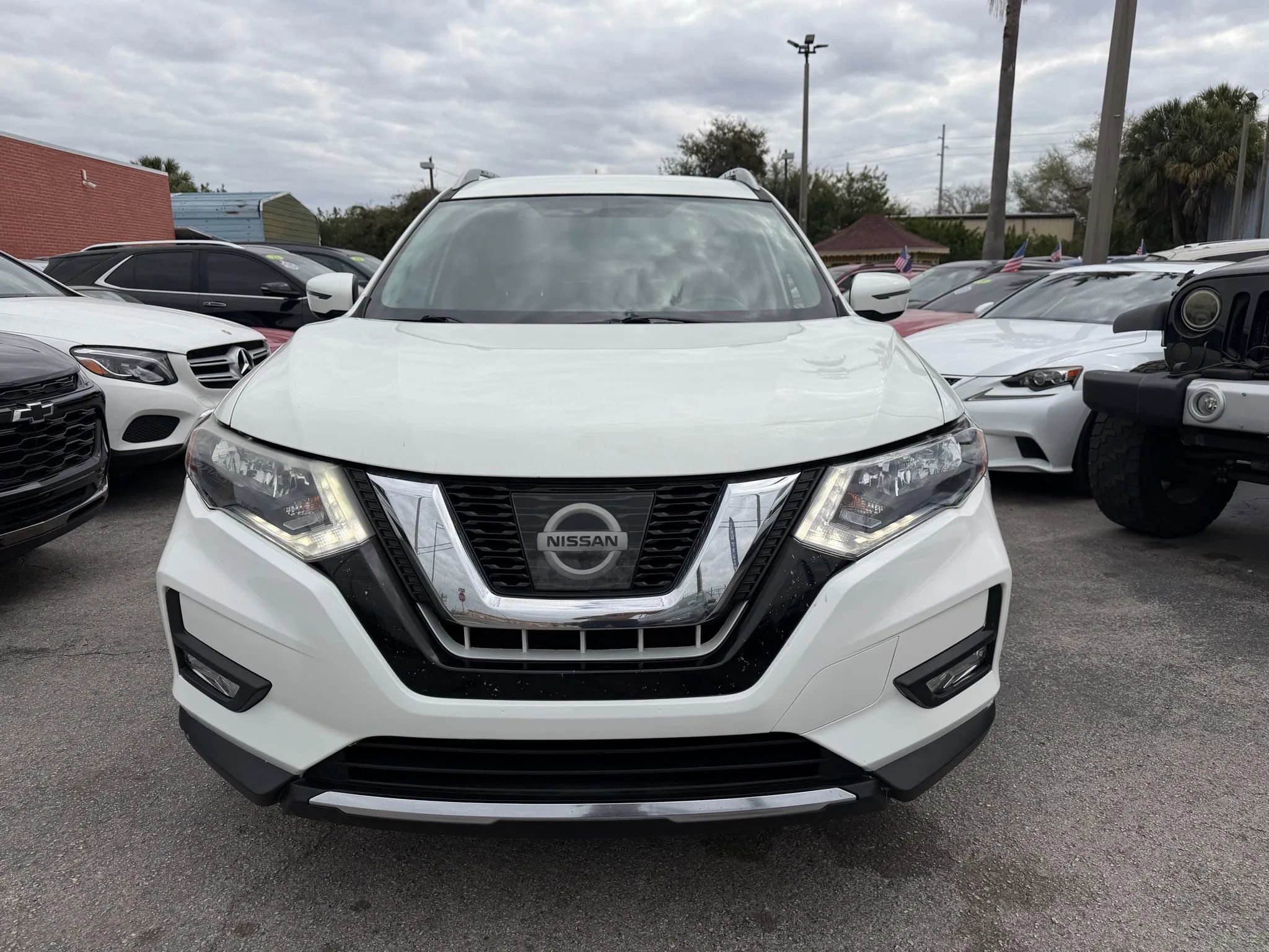 Used 2017 Nissan Rogue SV image 2