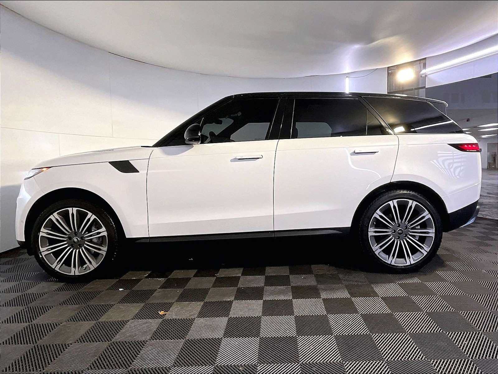 Used 2024 Land Rover Range Rover Sport SE AWD/4WD image 2
