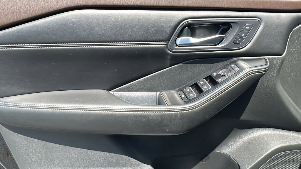 Used 2023 Nissan Rogue SL w/ SL Premium Package image 13