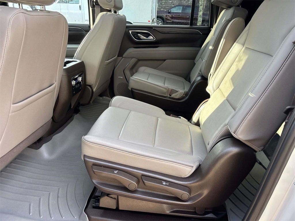Used 2023 GMC Yukon XL SLT w/ SLT Luxury Package image 10