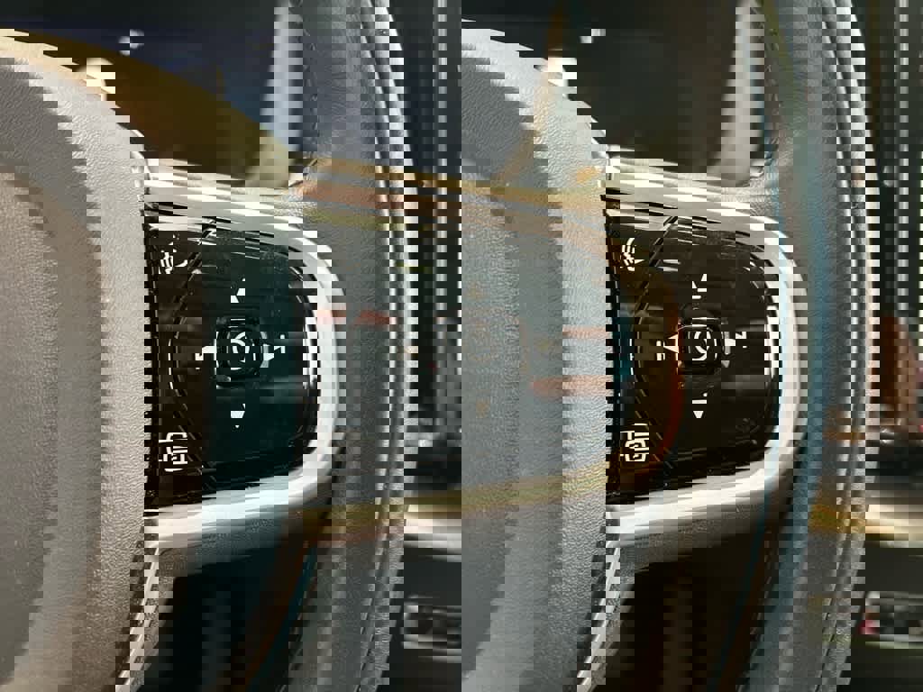 Used 2022 Volvo XC60 B6 Inscription image 14