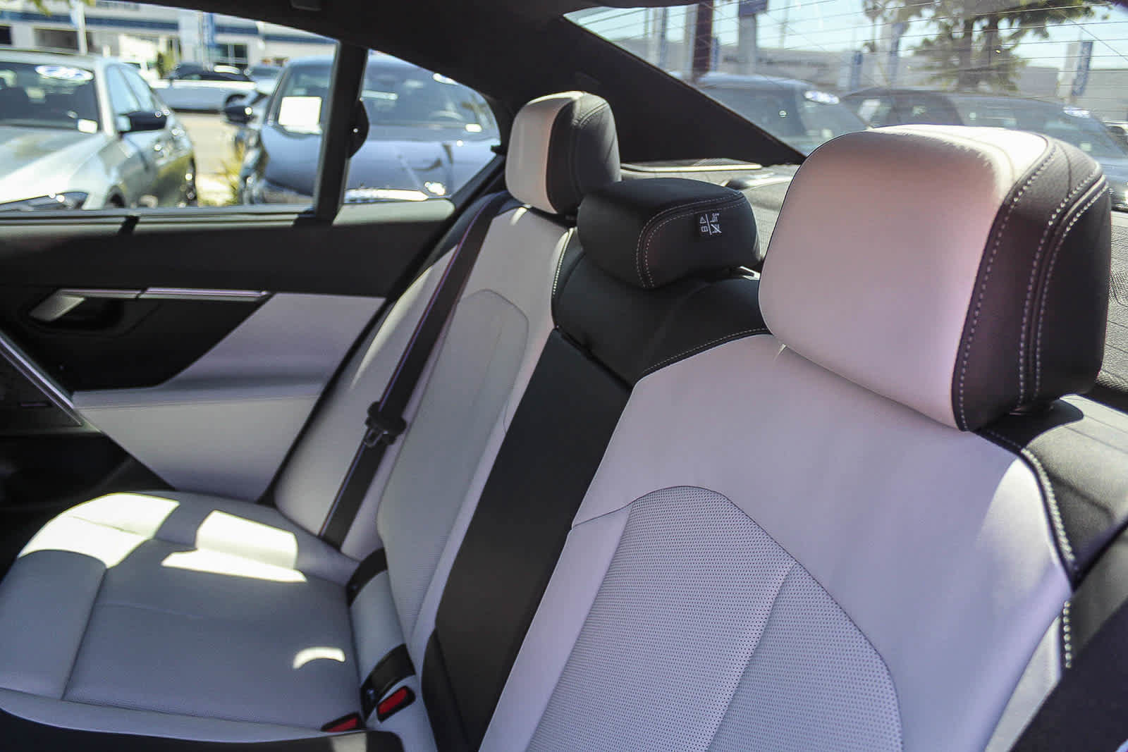 Used 2025 BMW M5 w/ Carbon Package image 28