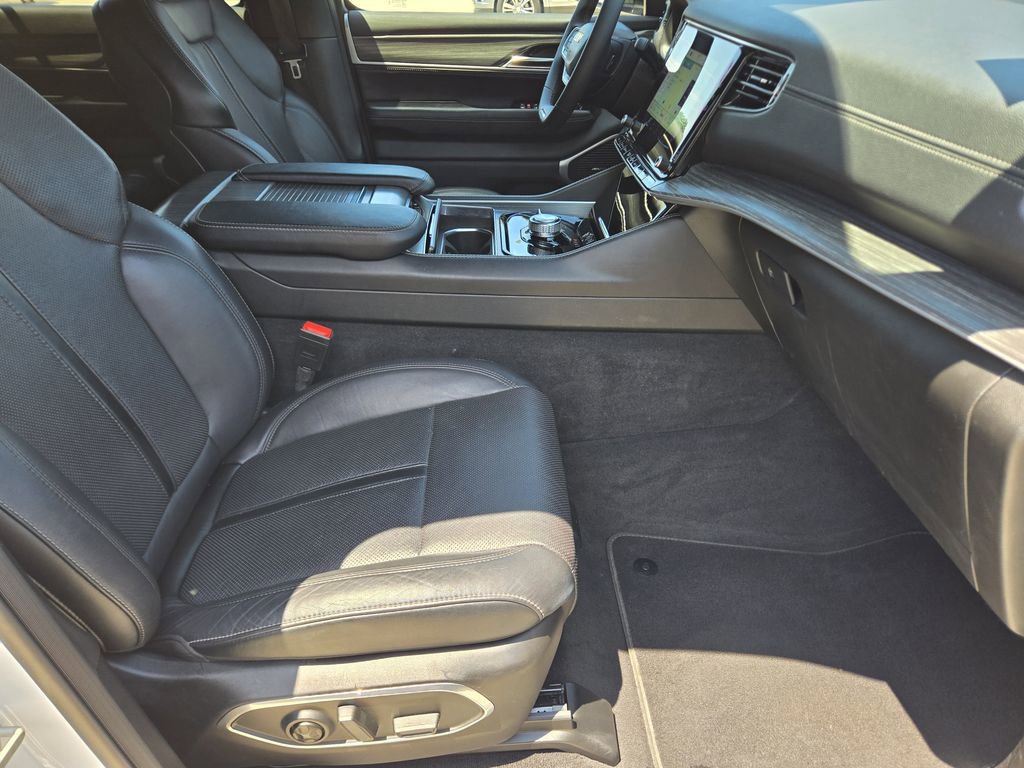 Used 2024 Jeep Wagoneer L Series II w/ Flexible Seating Group AWD/4WD image 16