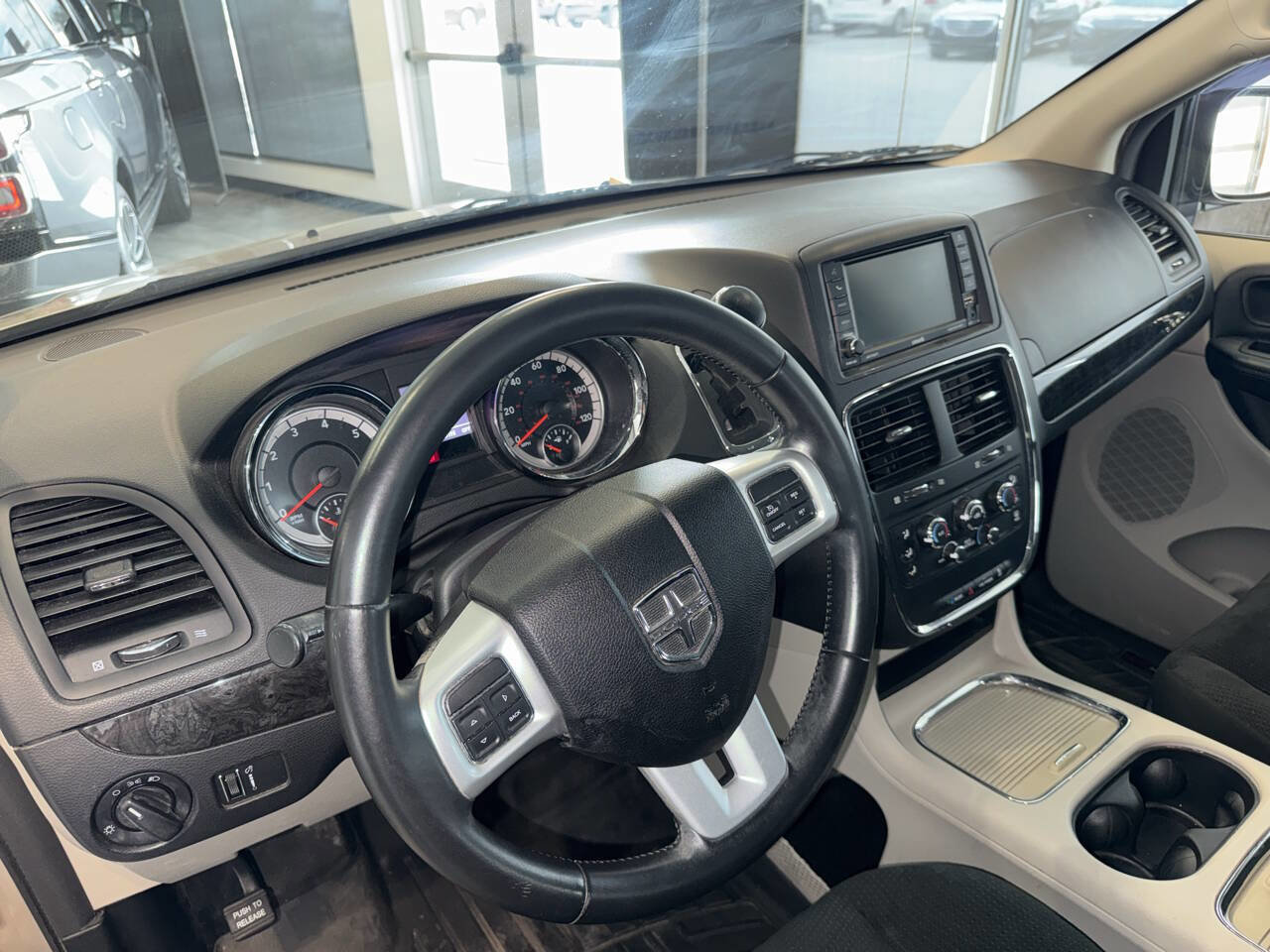 Used 2016 Dodge Grand Caravan SXT w/ Rear Park Assist Package FWD image 22