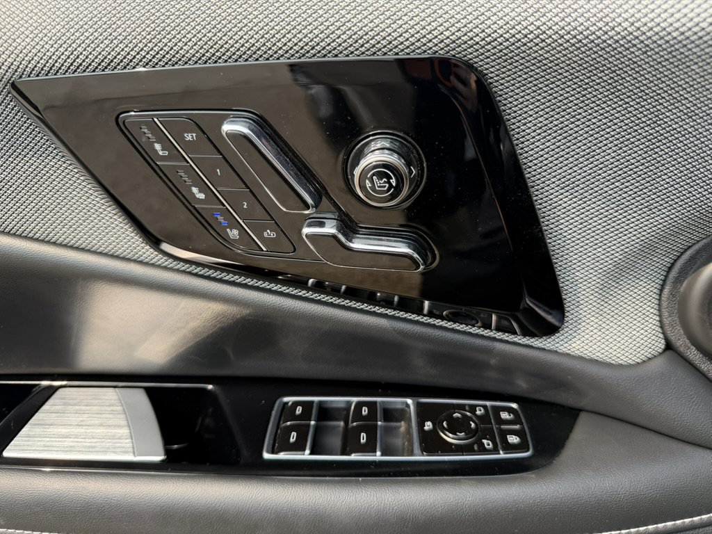 Certified 2025 Cadillac Optiq Luxury 2 w/ LPO, Floor Liner Package AWD/4WD image 29