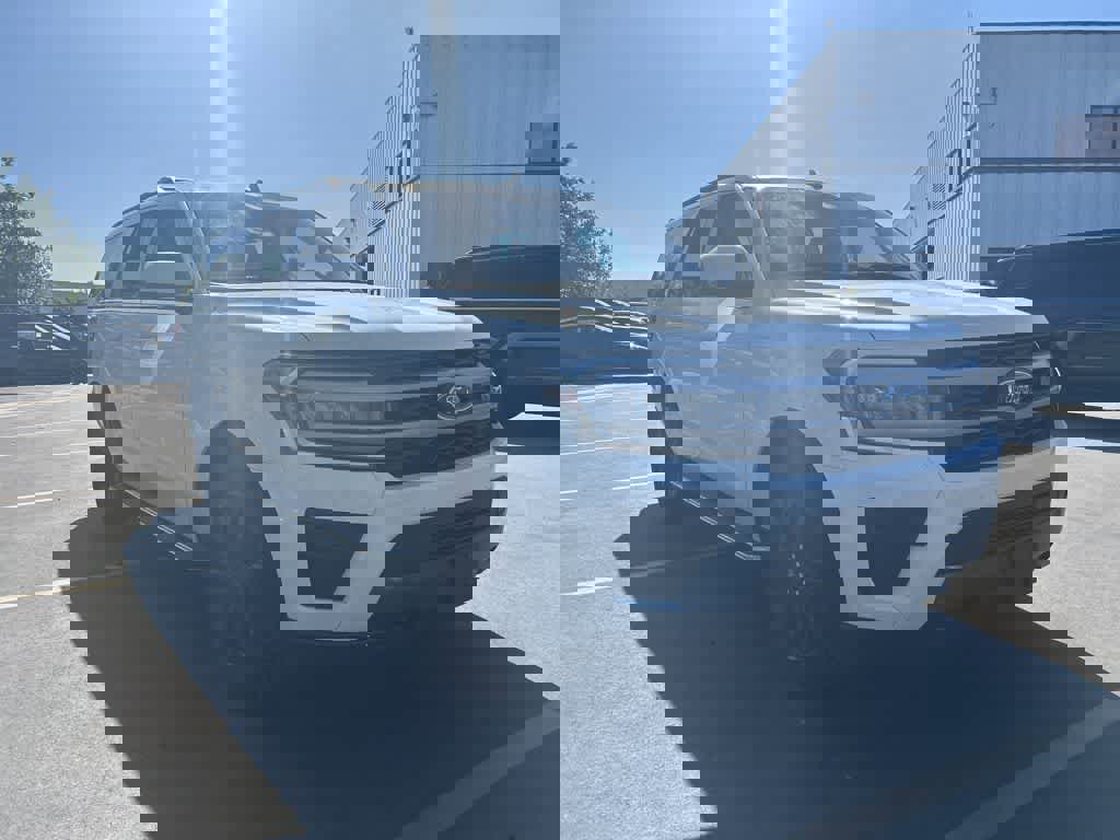 Used 2023 Ford Expedition XLT AWD/4WD image 2