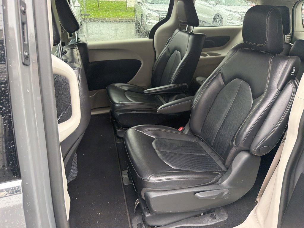 Used 2022 Chrysler Pacifica Touring-L FWD image 10
