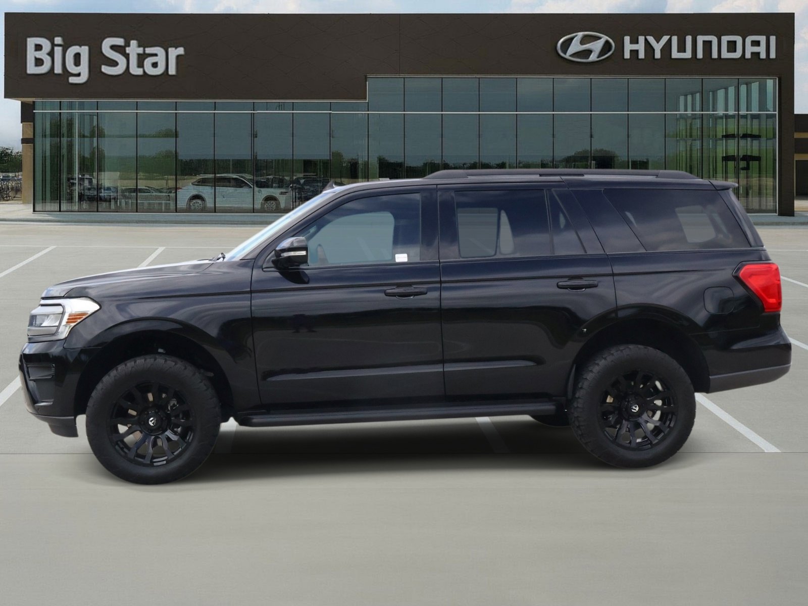 Used 2024 Ford Expedition XLT RWD image 2