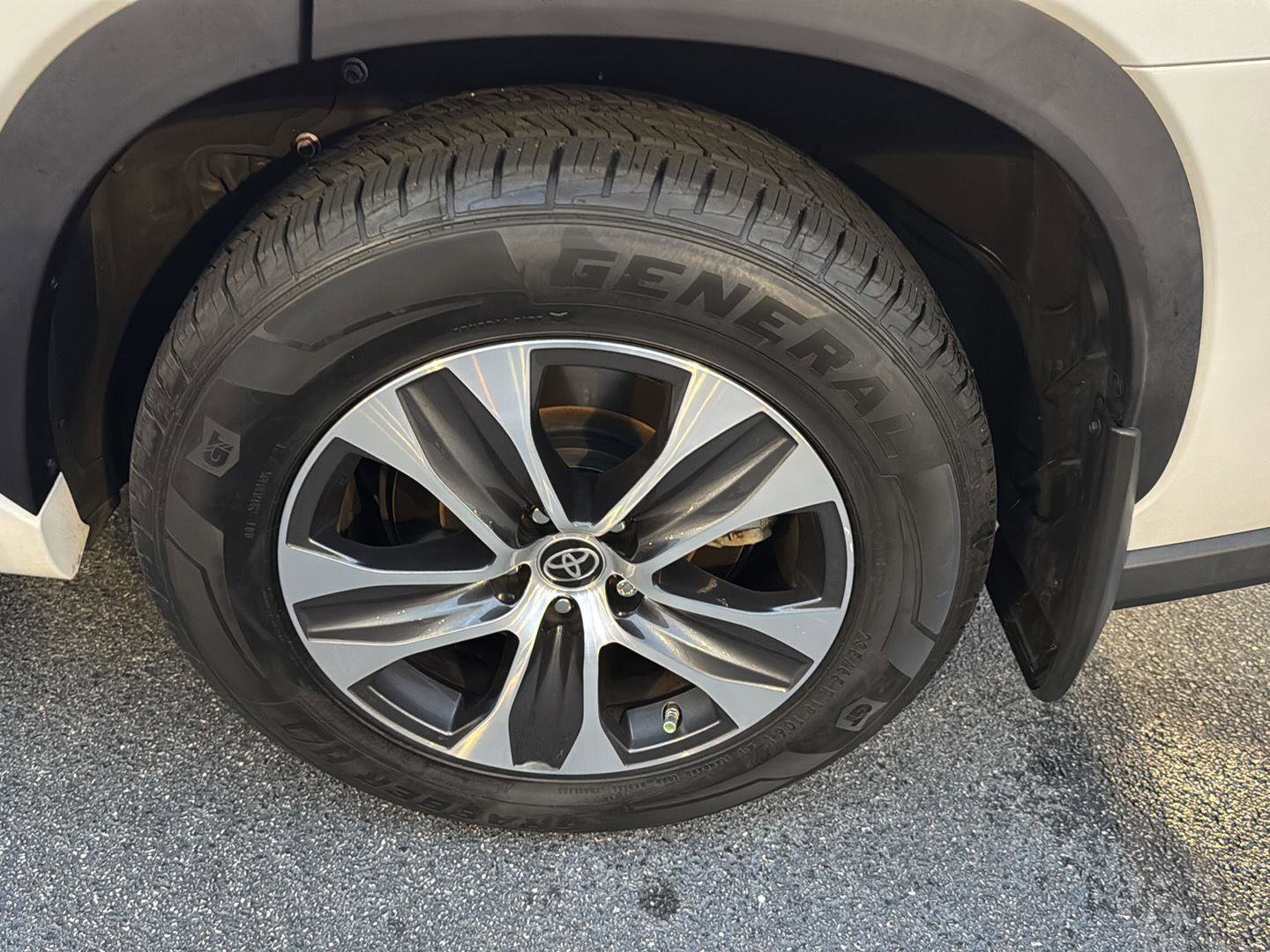 Used 2022 Toyota Highlander XLE image 34