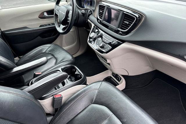 Used 2018 Chrysler Pacifica Touring-L FWD image 8