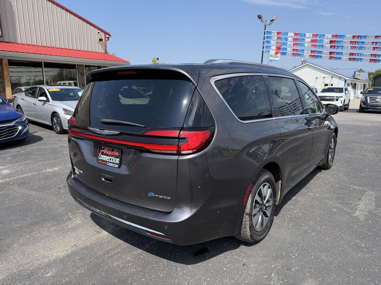 Used 2021 Chrysler Pacifica Touring-L FWD image 4