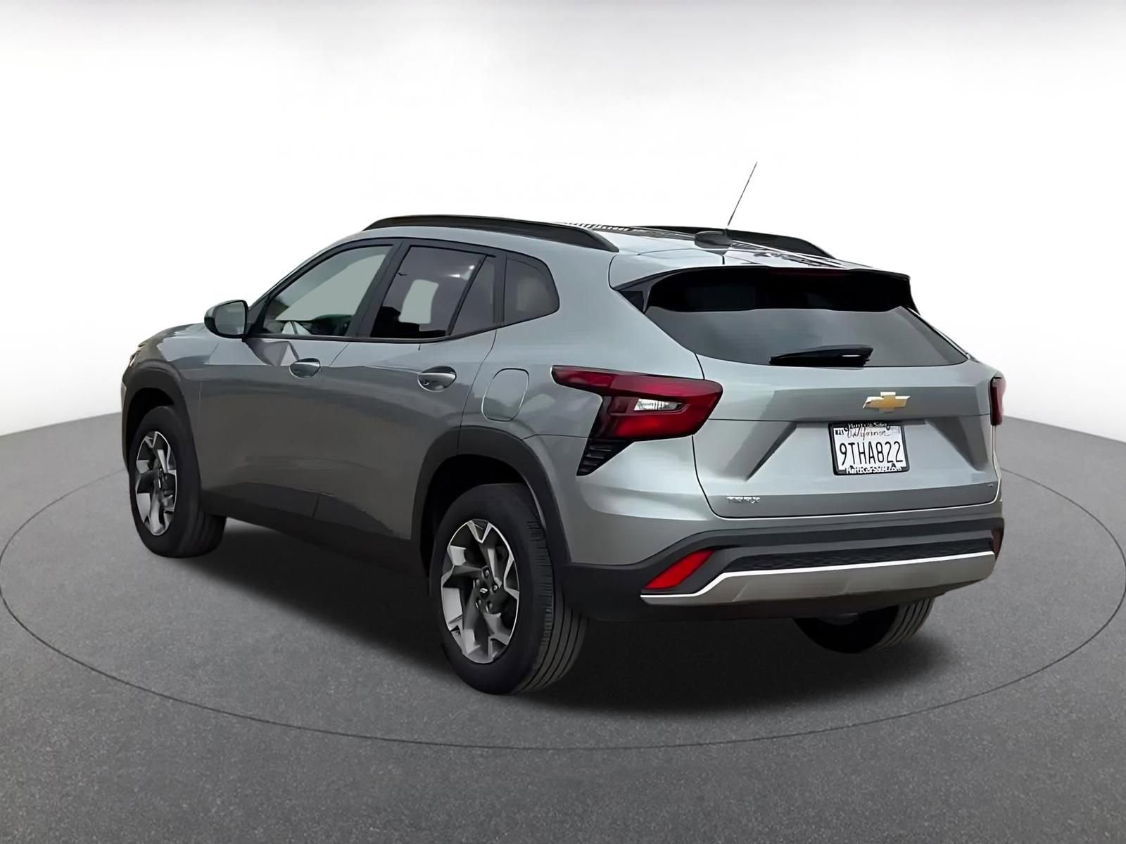 Used 2025 Chevrolet Trax LT w/ LT Convenience Package FWD image 11