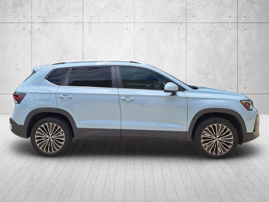 Used 2025 Volkswagen Taos SE FWD image 4