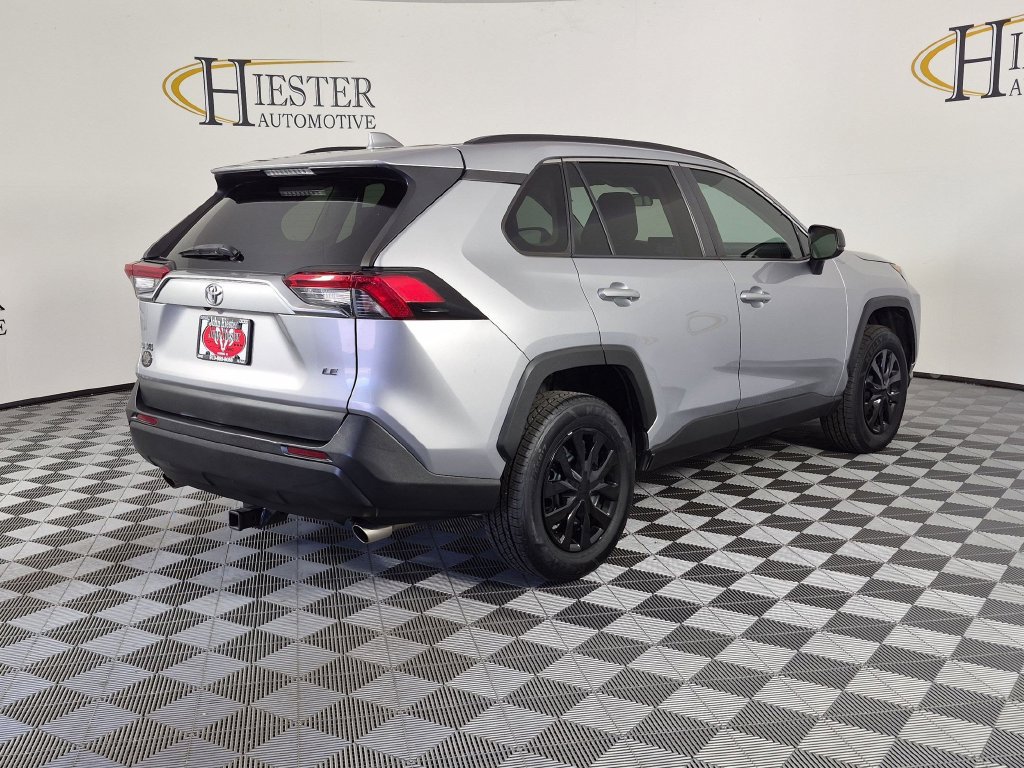Used 2021 Toyota RAV4 LE FWD image 4