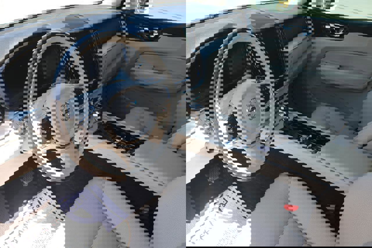 Used 2018 Volvo XC60 T6 Momentum w/ Convenience Package image 19