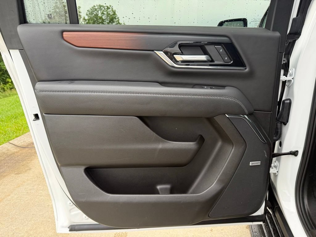 Used 2025 GMC Yukon XL Denali AWD/4WD image 13