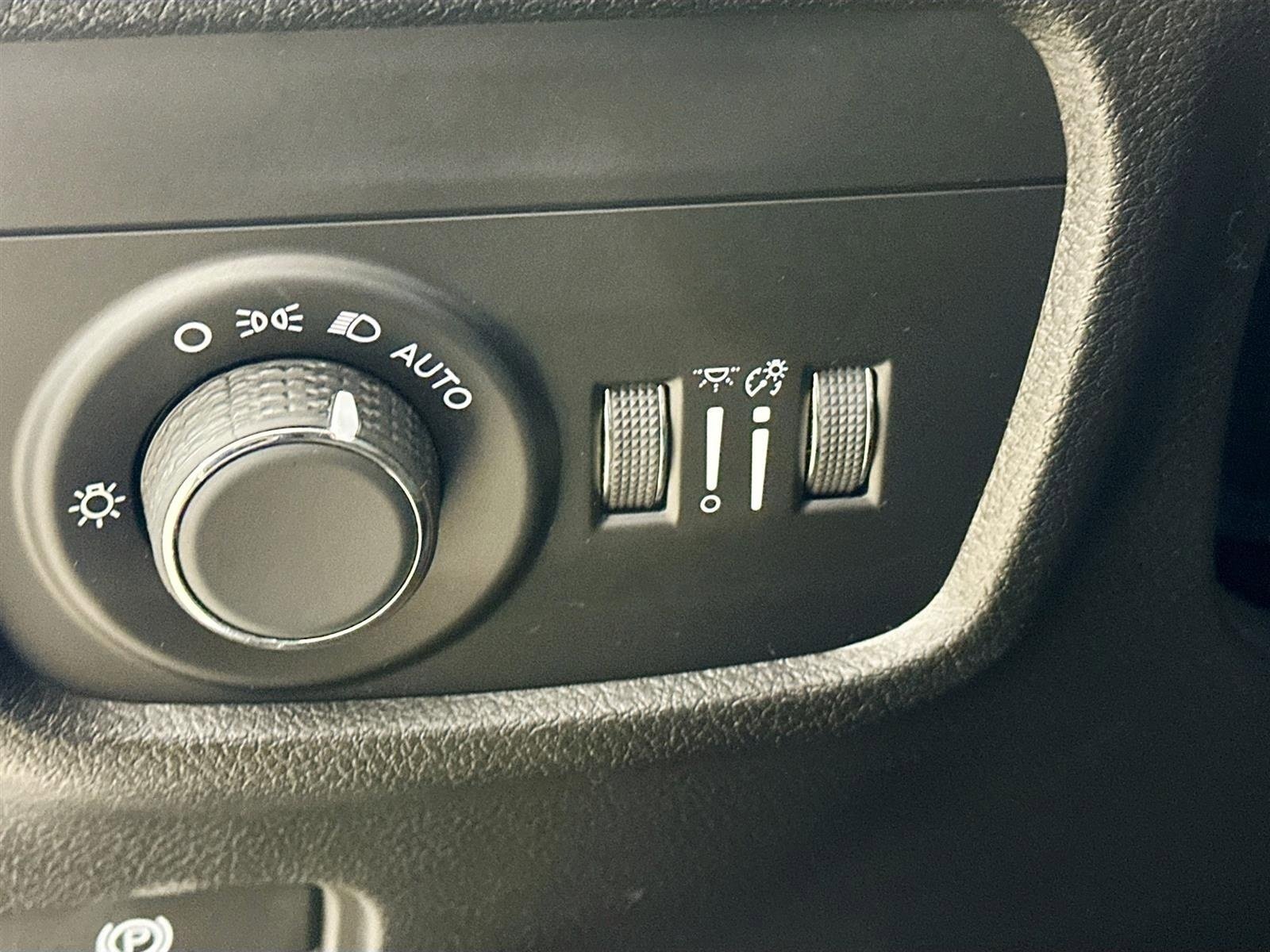 Used 2023 Jeep Grand Cherokee L Laredo image 11