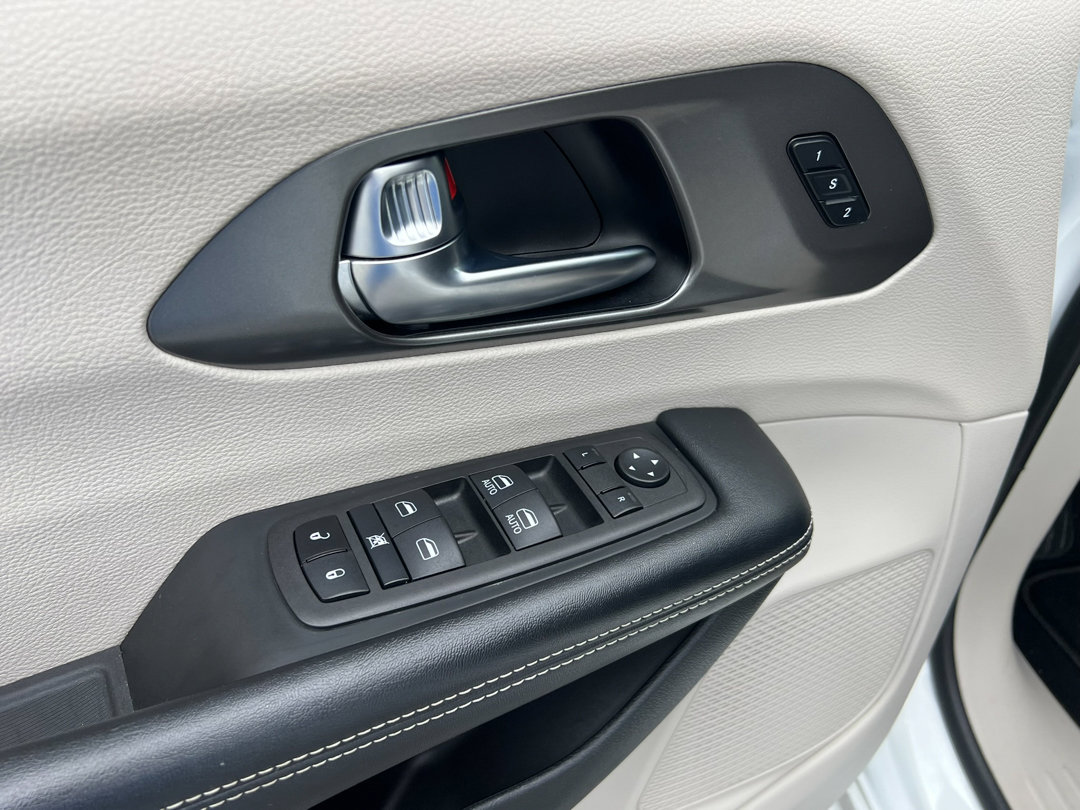 Used 2023 Chrysler Pacifica Touring-L image 17
