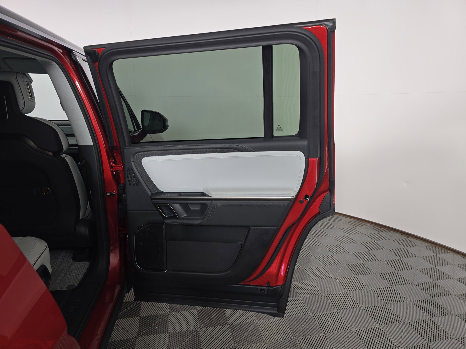 Used 2024 Rivian R1S Adventure AWD/4WD image 19