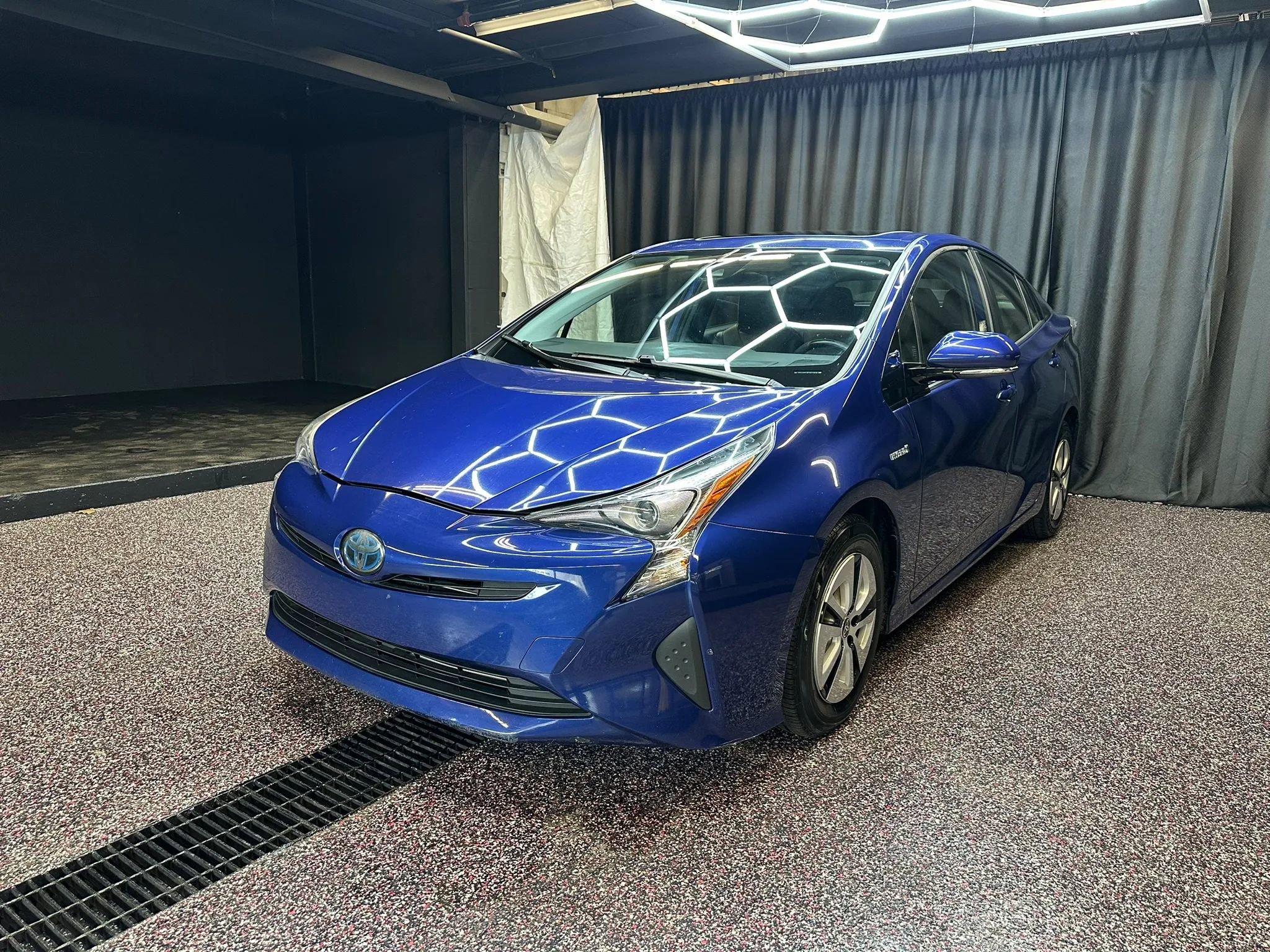 Used 2016 Toyota Prius Four w/ Advanced Technology Package FWD image 3