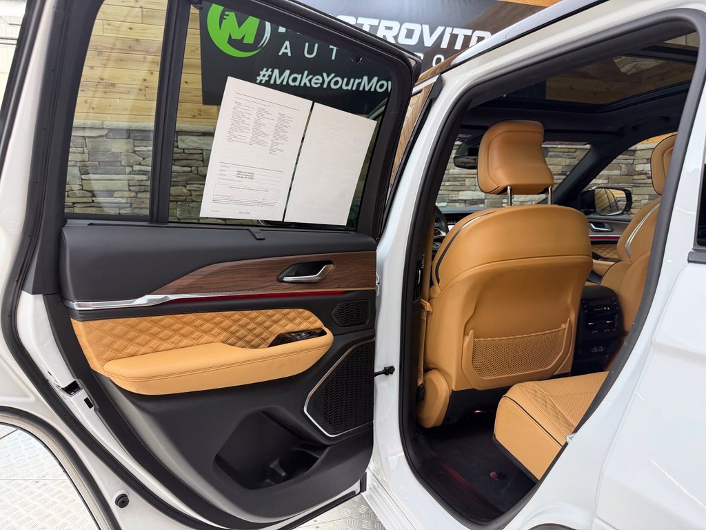 Used 2023 Jeep Grand Cherokee Summit w/ Luxury Tech Group V AWD/4WD image 43