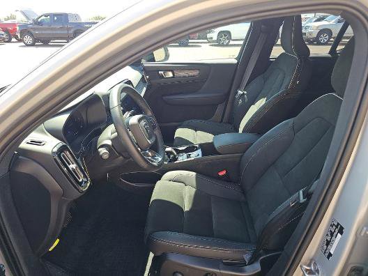 Used 2023 Volvo XC40 B5 Plus AWD/4WD image 7
