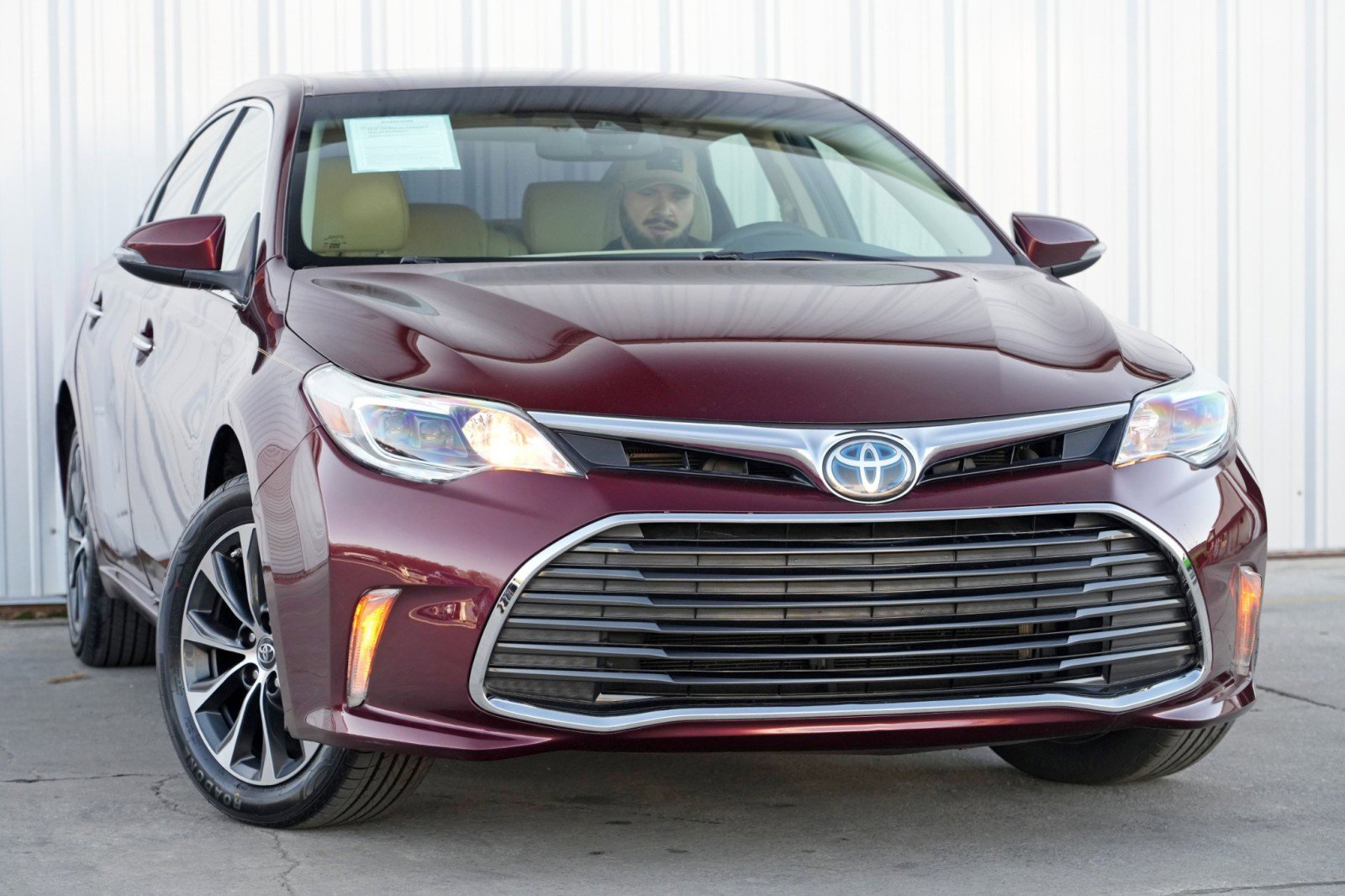 Used 2018 Toyota Avalon XLE Premium image 2
