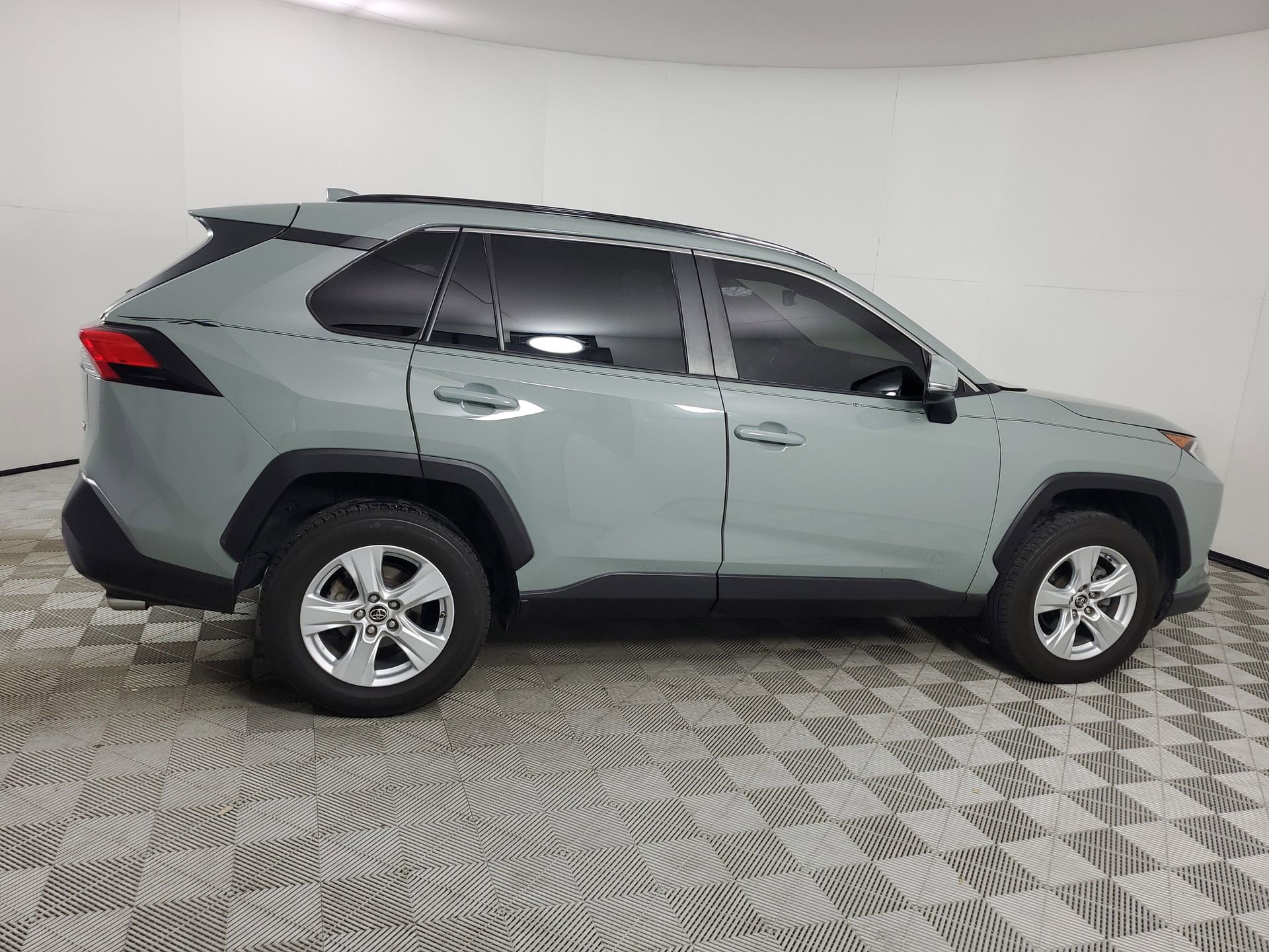 Used 2019 Toyota RAV4 XLE w/ Convenience Package image 12