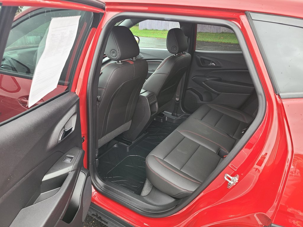 Used 2026 Chevrolet Trax RS w/ Sunroof Package FWD image 18