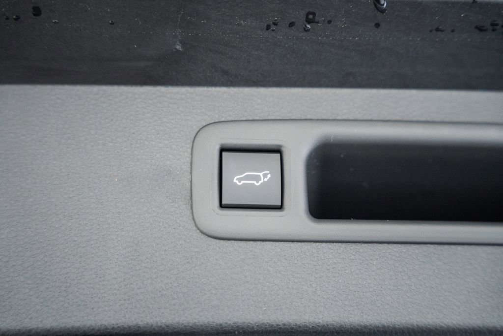 New 2026 Toyota Highlander Platinum image 11