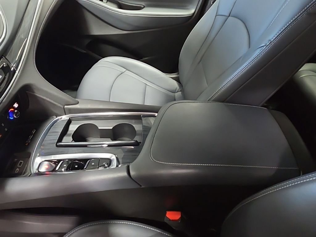 Used 2023 Buick Enclave Essence image 25