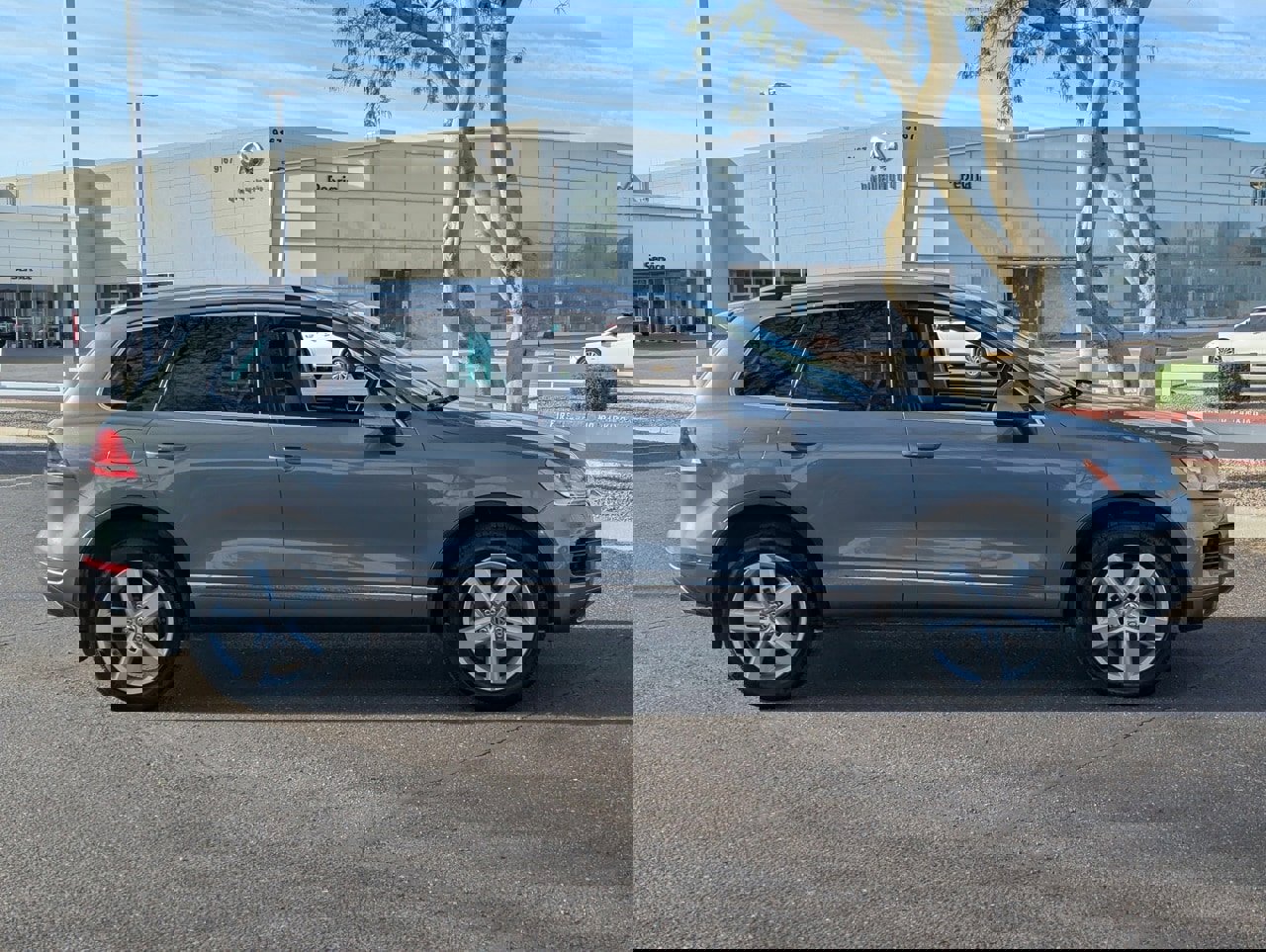 Used 2014 Volkswagen Touareg TDI image 7