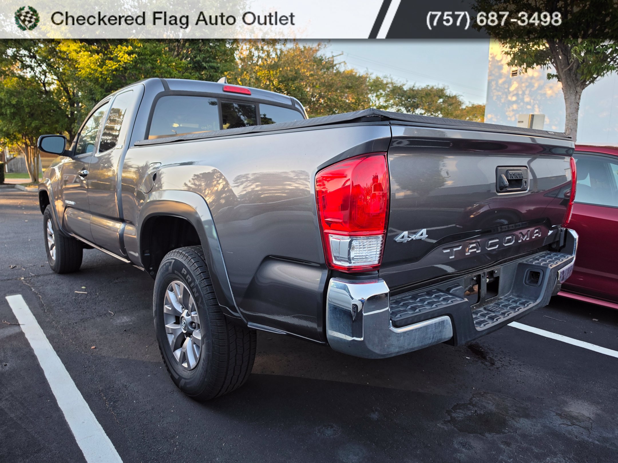Used 2017 Toyota Tacoma SR5 w/ SR5 Appearance Package (SM) AWD/4WD image 4