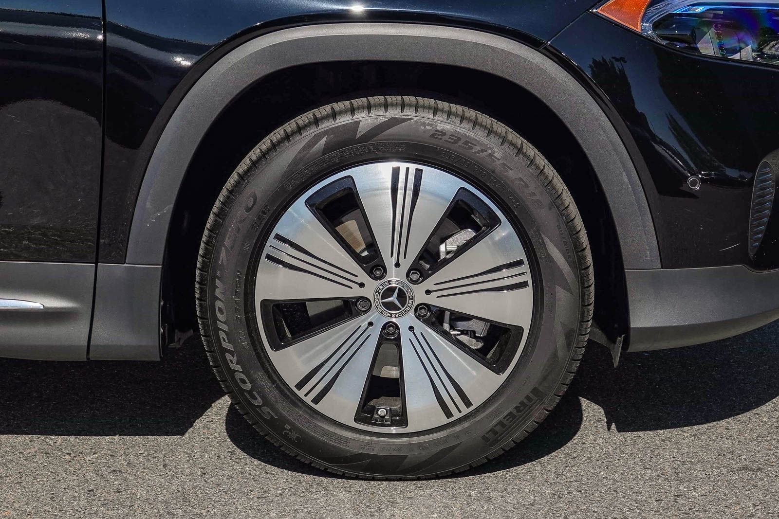 Used 2024 Mercedes-Benz EQB 300 4MATIC image 11