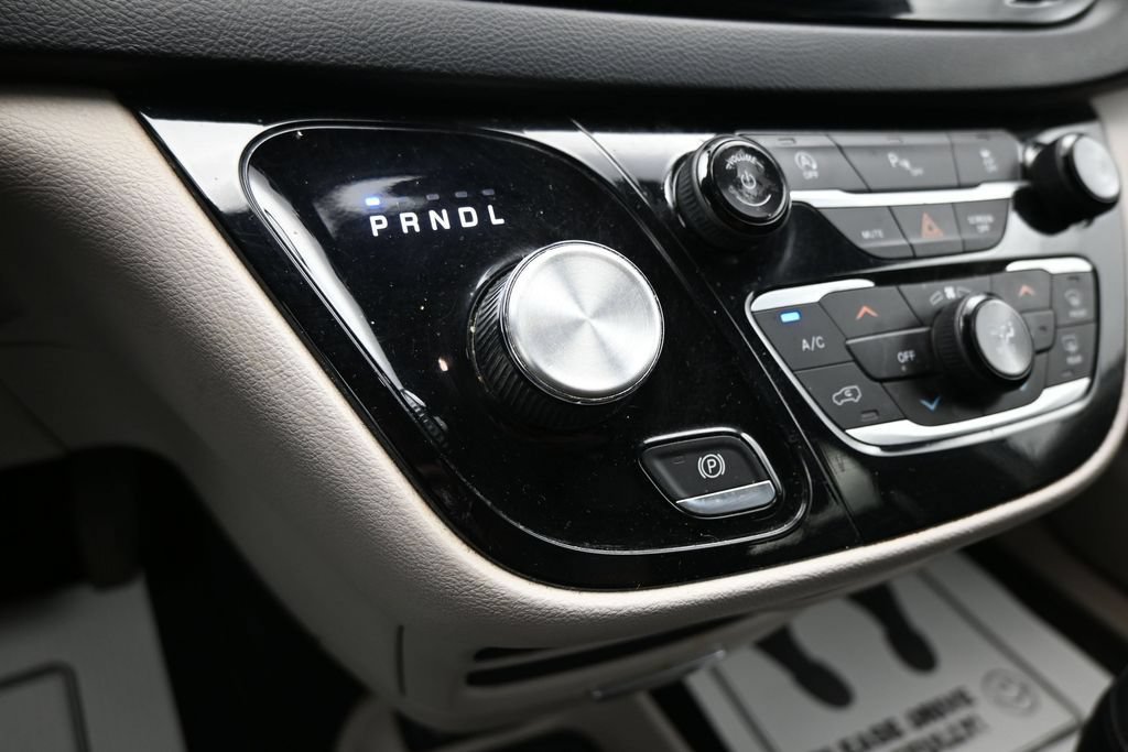 Used 2019 Chrysler Pacifica Touring-L FWD image 18